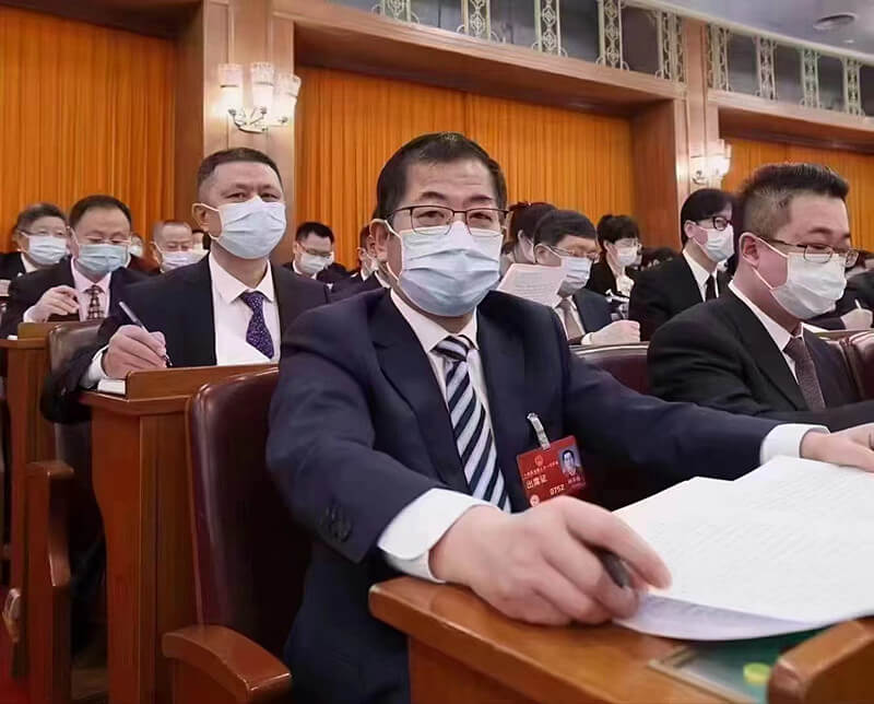 全国人大代表顾祥悦在十四届全国人大一次会议会场聆听2023政府工作报告